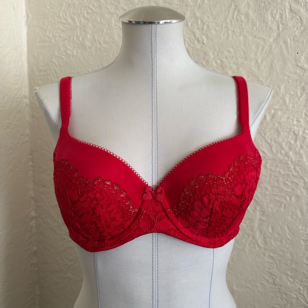 Victoria’s Secret Body by Victoria Red Shimmer Floral Lace Bra 34D Lined Demi